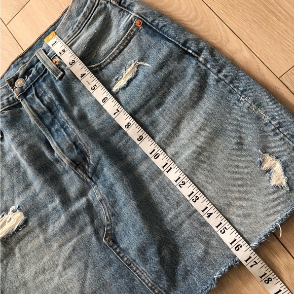 Levi’s Distressed Denim Mini Skirt in Light Blue Size 29 - Picture 10 of 10